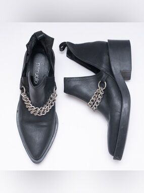 Paruolo pointed boots with chain